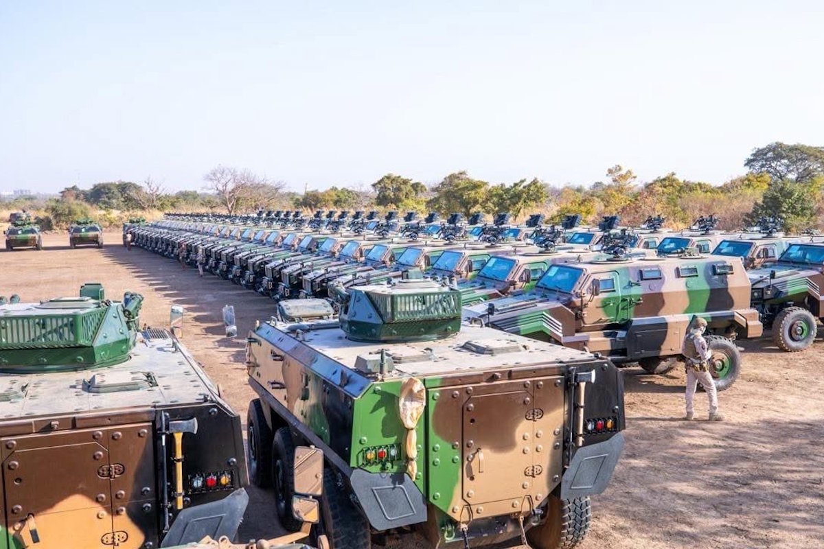 Kínai gyártmányú VN22 6x6 páncélos csapatszállítók és CS/VP14 páncélos terepjárók felvonulása 2024-ben Burkina Fasóban (Fotó: DD Geopolitics/X.com)