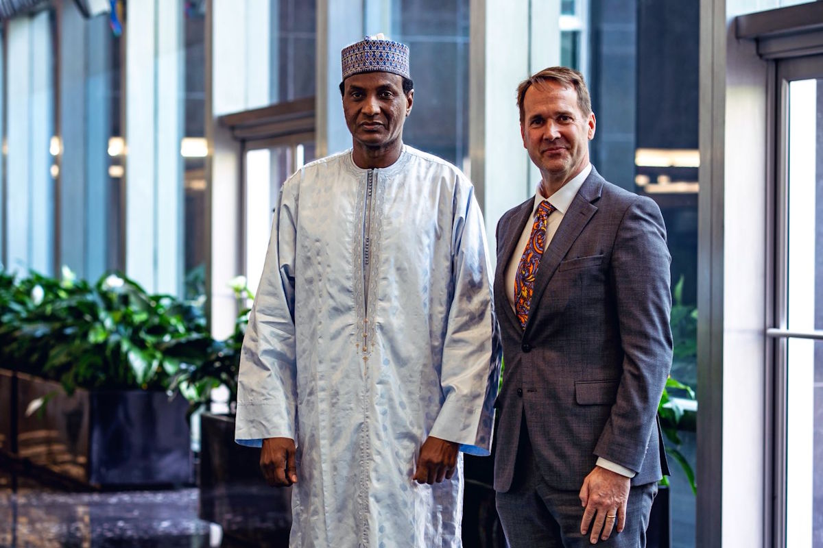 Ali Mahamane Lamine Zeine nigeri miniszterelnök és Troy Fitrell az amerikai külügyminisztérium afrikai ügyekért felelős irodájának vezető tisztviselője, guineai nagykövet találkozója Washingtonban 2025. áprilisában (Fotó: Bureau of African Affairs/X)
