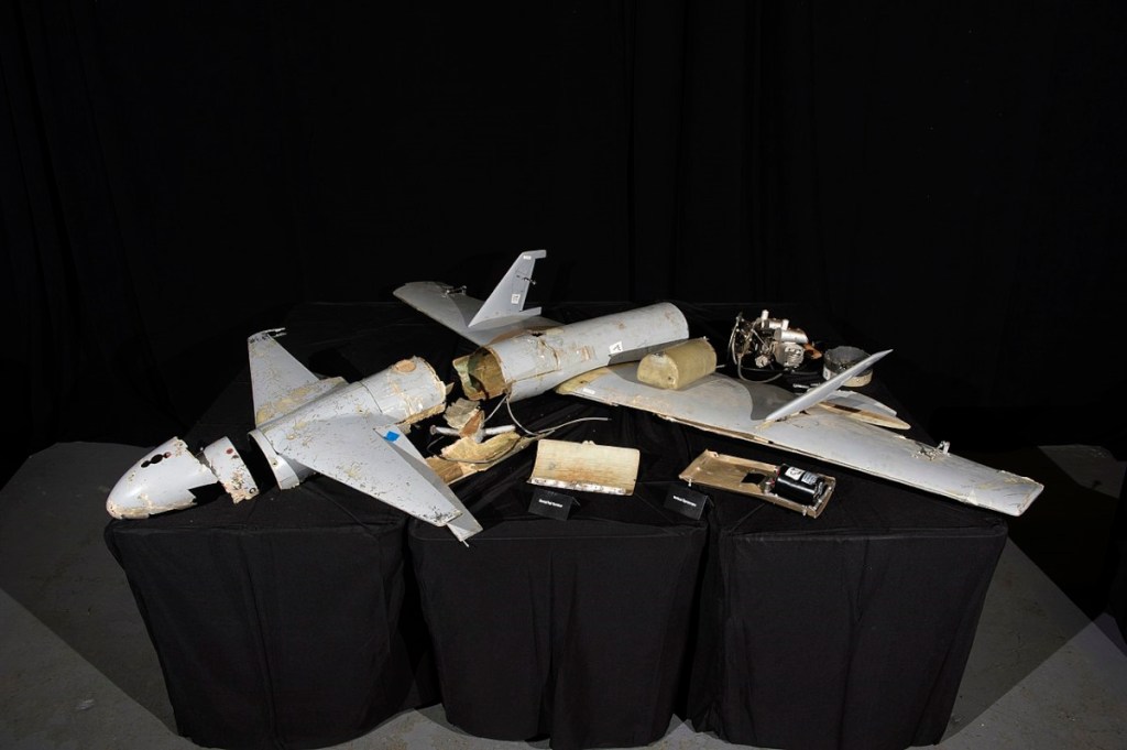 Egy lelőtt jemeni Qasef-1-es drón roncsai (Fotó: Amerikai védelmi minisztérium/EJ Hersom)