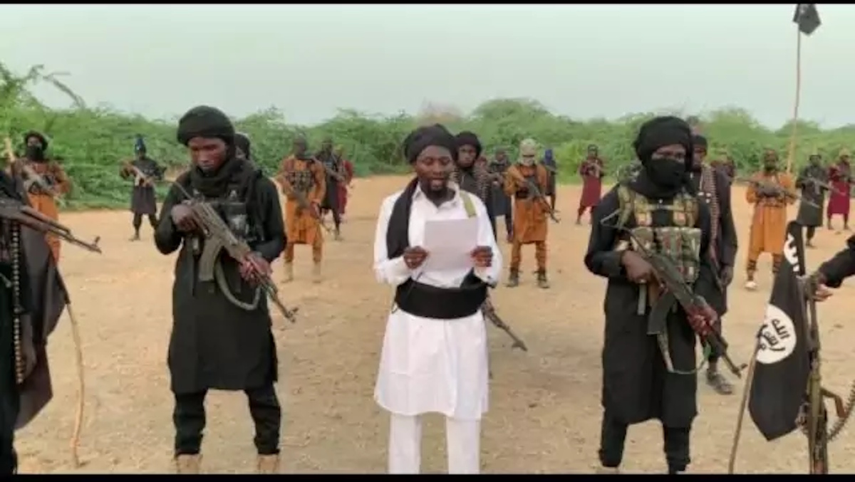 A Boko Haram „klasszikus”, JAS-frakcióját vezető Bakura néven ismert Ibrahim Mahamadu 2021-ben bejelenti Abubakar Shekau halálát (Forrás: X.com)