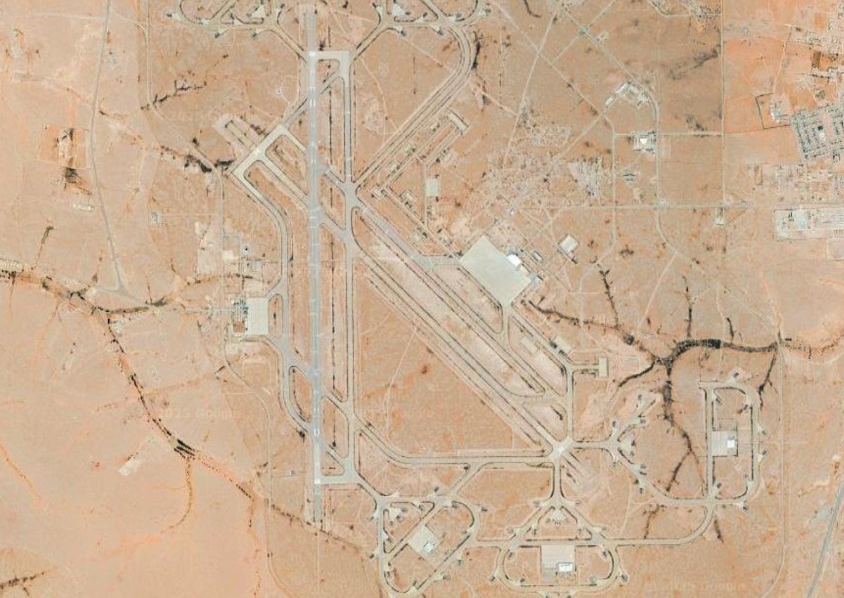 Az al-Kardábijáh légibázis Líbiában (Forrás: Google Maps)