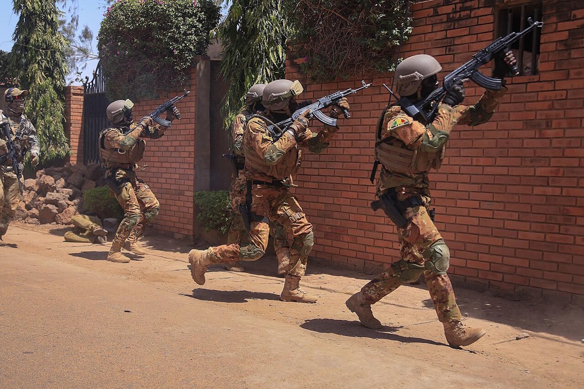 Mali katonák egy közös, amerikaiak által szervezett hadgyakorlaton Burkina Faso fővárosában, Ouagadougou-ban szervezett 2019 februári hadgyakorlaton (Fotó: U.S Army photo by Spc. Peter Seidler/US Africa Command/Flickr)