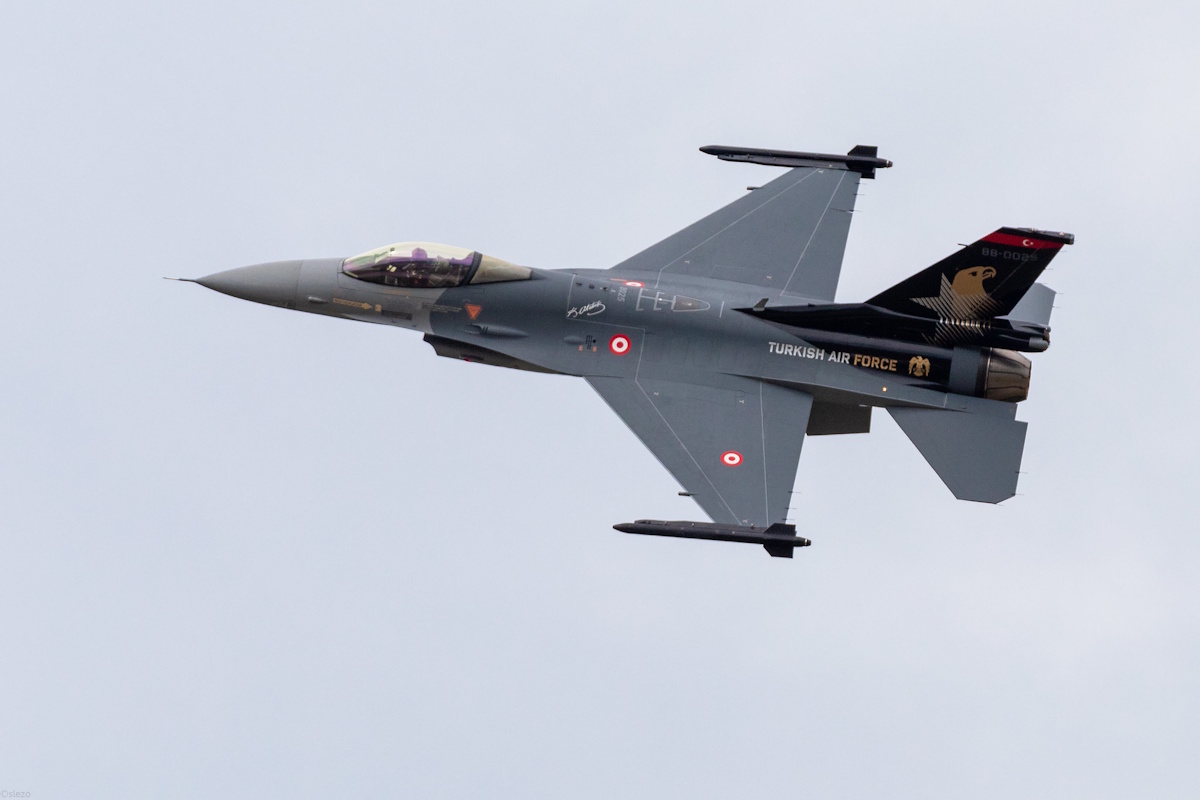 A török légierő egyik F-16-os vadászrepülőgépe a 2022-es szlovákiai nemzetközi repülőnapon a Pozsonyhoz közeli Malacka-légibázison (Fotó: slezo/Flickr)