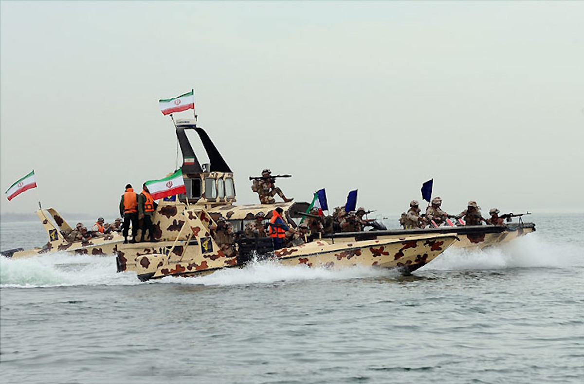 Az iráni Forradalmi Gárda (IRGC) egy 2015-ös tengeri hadgyakorlata a Hormuzi-szorosban (Fotó: Wikipedia/akkasemosalman.ir)