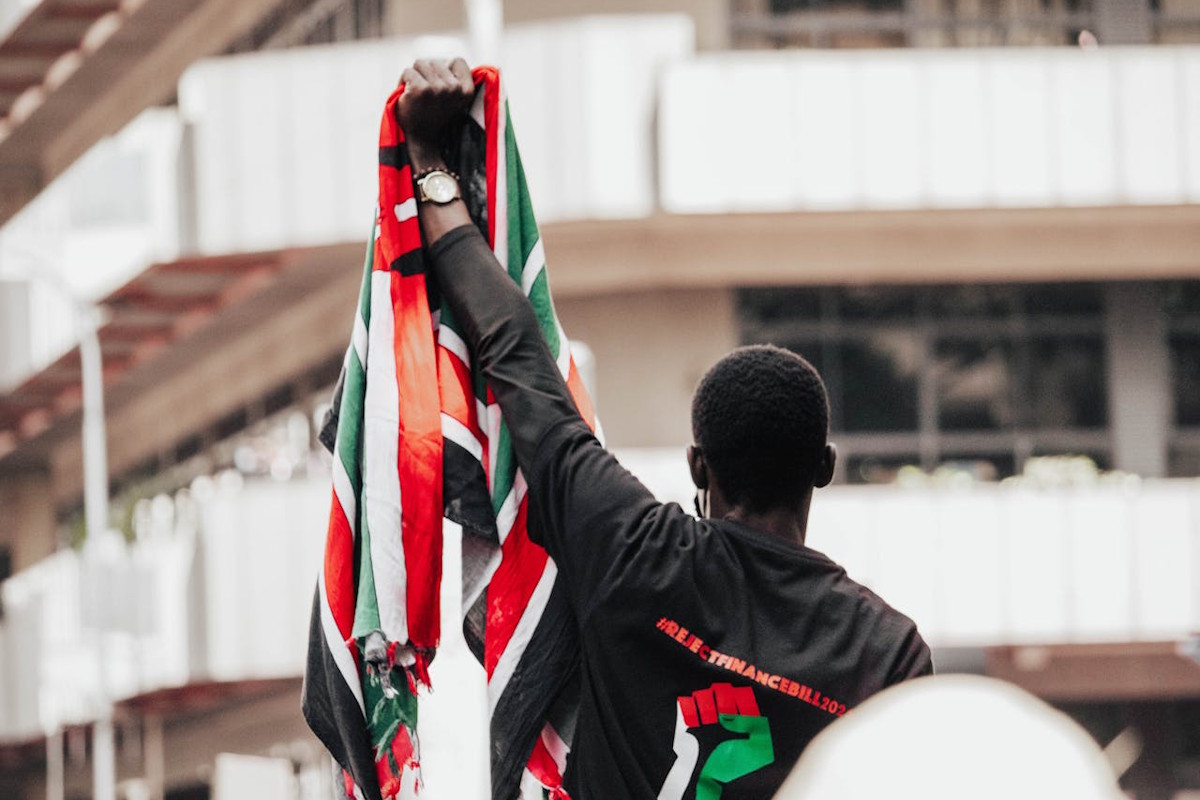 Címlapfotó: Tüntető kezében egy kenyai zászlóval egy 2024-es nairobi demonstráción (Fotó: MC G'Zay/Pexels.com)