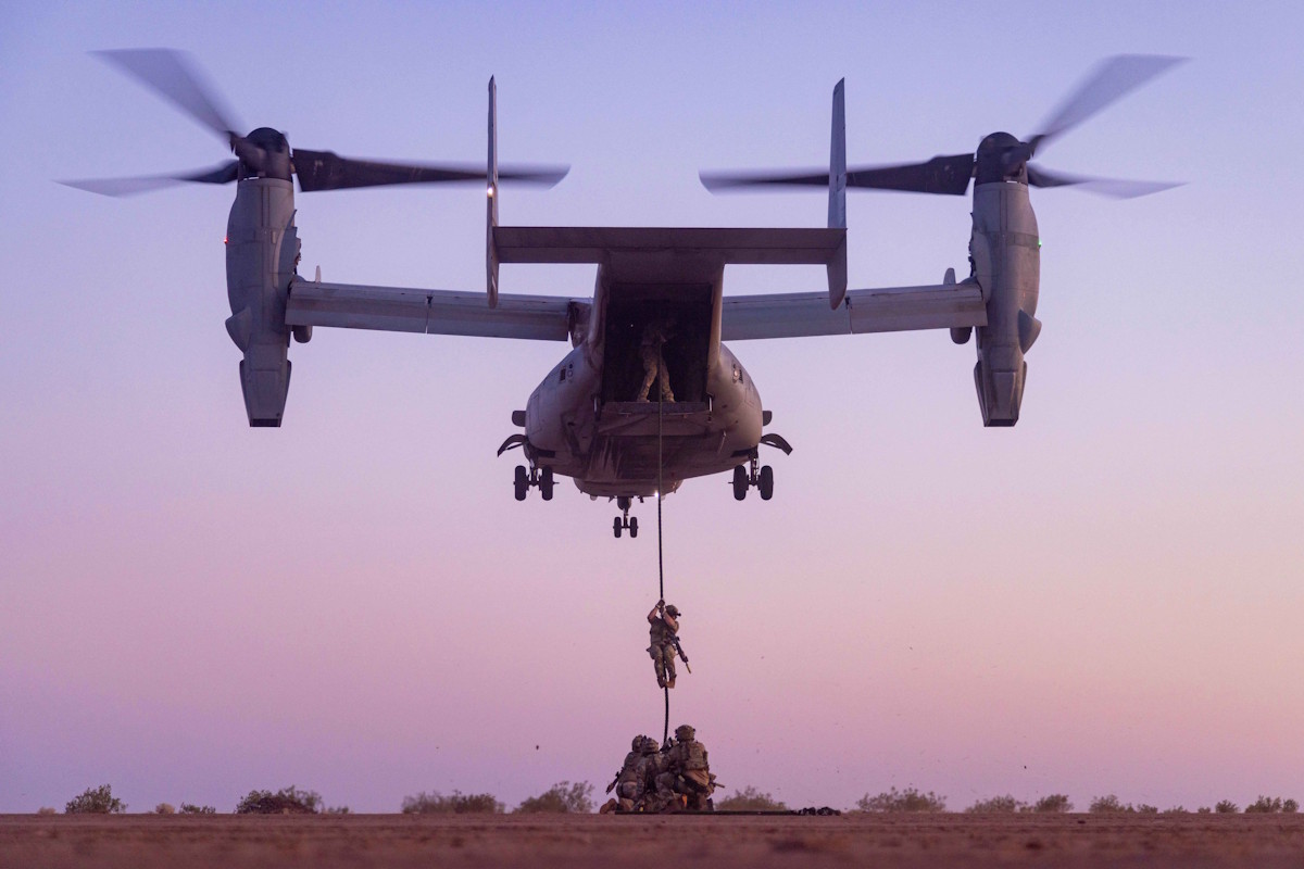 Az amerikai légierő katonai egy 2025 április arizonai hadgyakorlaton egy MV-22B Osprey csapatszállítóval (Fotó: US Department of War/Marine Corps Lance Cpl. Fabian Ortiz)